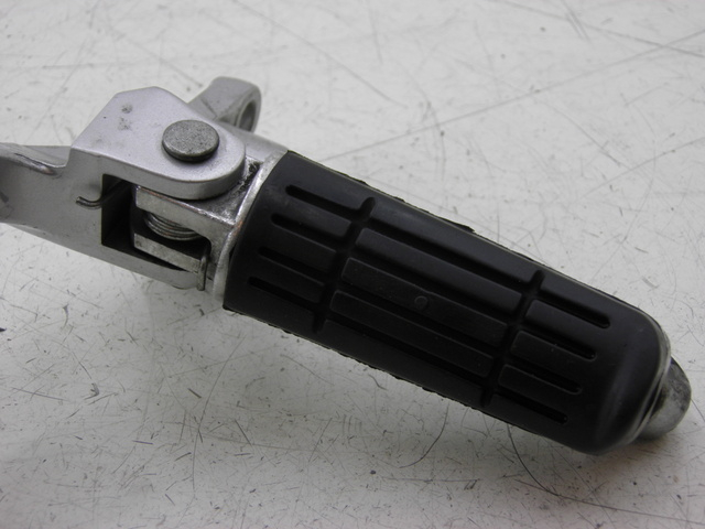 photo de PLATINE CALE PIED AVANT DROIT YAMAHA FJR 1300 (2004 - 2005)