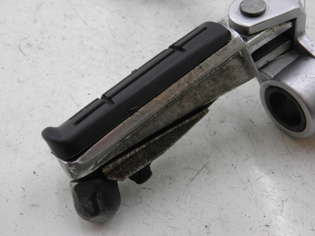 photo de PLATINE CALE PIED AVANT DROIT YAMAHA FJR 1300 (2004 - 2005)