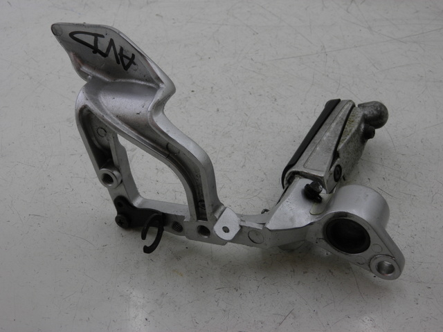 photo de PLATINE CALE PIED AVANT DROIT YAMAHA FJR 1300 (2004 - 2005)