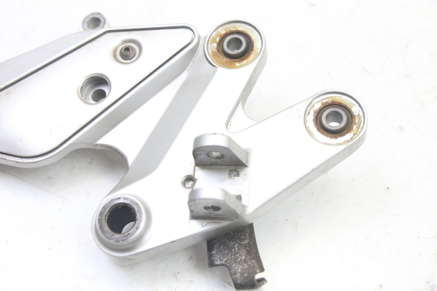 photo de PLATINE CALE PIED AVANT DROIT YAMAHA FZ6 FAZER S2 600 (2007 - 2011)