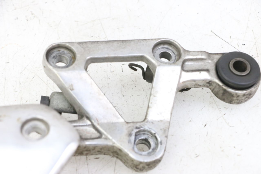 photo de PLATINE CALE PIED AVANT DROIT YAMAHA FZS FAZER 600 (2001 - 2003)