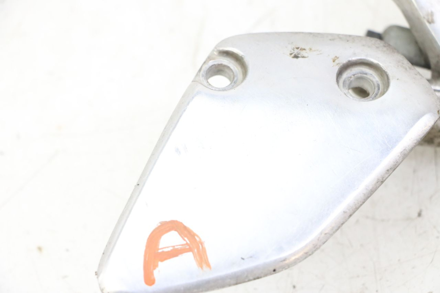 photo de PLATINE CALE PIED AVANT DROIT YAMAHA FZS FAZER 600 (2001 - 2003)