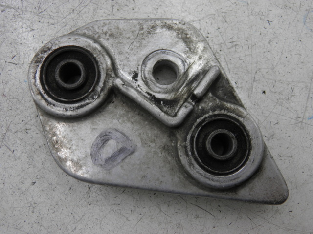 photo de PLATINE CALE PIED AVANT DROIT YAMAHA TDM 850 (1996 - 2001)