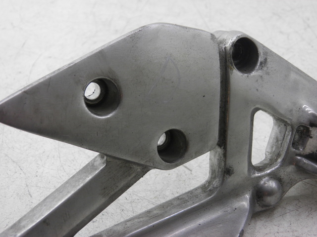 photo de PLATINE CALE PIED AVANT DROIT YAMAHA XJS DIVERSION 600 (2000 - 2003)