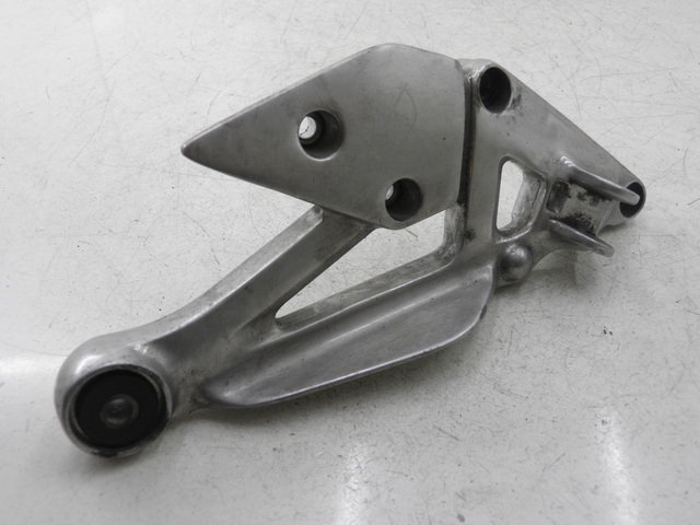 photo de PLATINE CALE PIED AVANT DROIT YAMAHA XJS DIVERSION 600 (2000 - 2003)