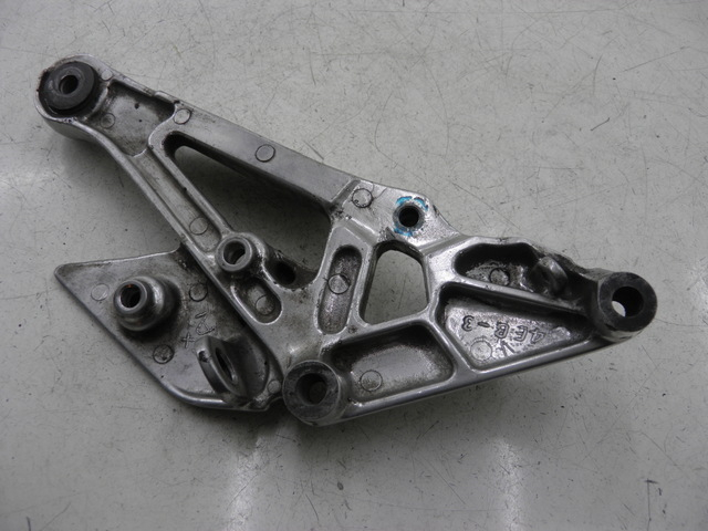 photo de PLATINE CALE PIED AVANT DROIT YAMAHA XJS DIVERSION 600 (2000 - 2003)