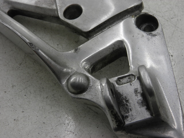 photo de PLATINE CALE PIED AVANT DROIT YAMAHA XJS DIVERSION 600 (2000 - 2003)