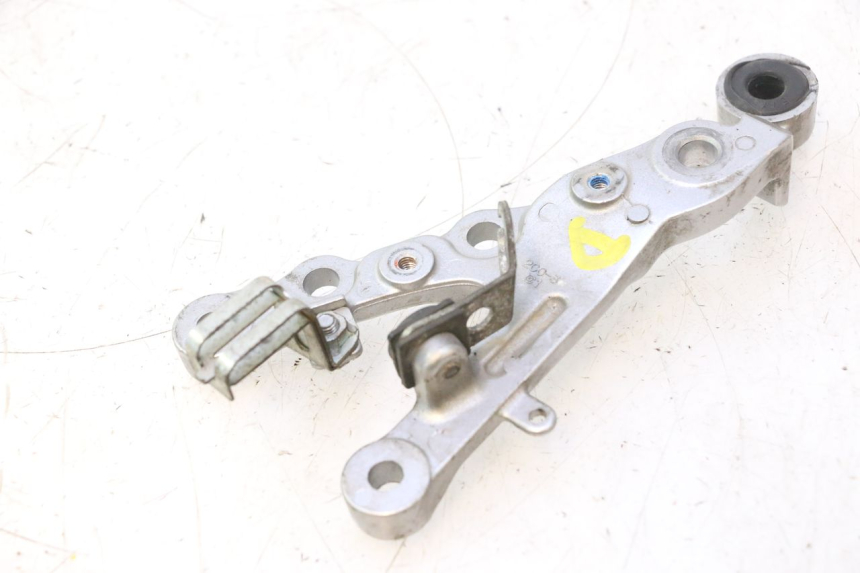 photo de PLATINE CALE PIED AVANT DROIT YAMAHA YZF R6 600 (2008 - 2009) - Gros plan technique