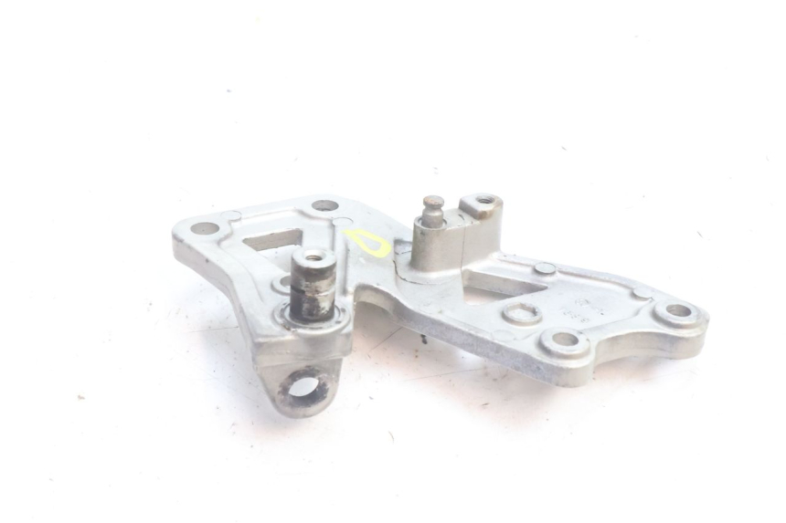 photo de PLATINE CALE PIED AVANT DROIT KAWASAKI ZZR 600 (1995 - 2004) - Autre angle de vue