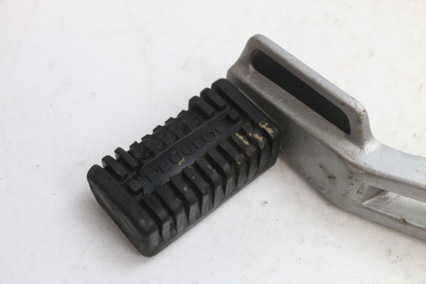 photo de PLATINE CALE PIED AVANT GAUCHE PEUGEOT 103 SPX CLIP 50 (1989 - 1992) - Détail de la pièce