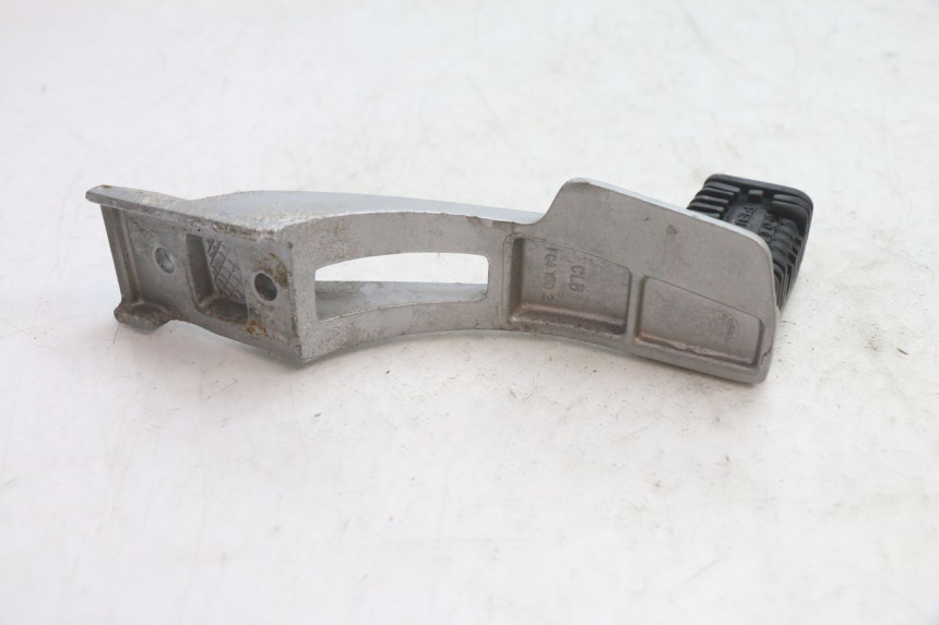 photo de PLATINE CALE PIED AVANT GAUCHE PEUGEOT 103 SPX CLIP 50 (1989 - 1992) - Gros plan technique