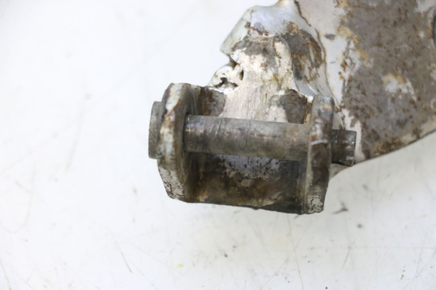 photo de PLATINE CALE PIED AVANT GAUCHE HONDA CRF CR-F 125 (2020 - 2021) - Gros plan technique