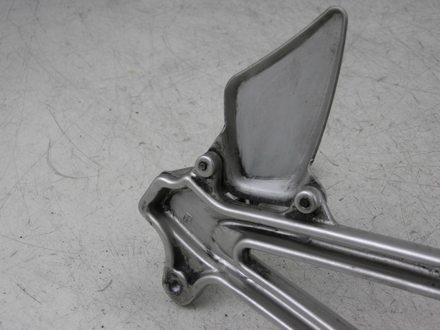 photo de PLATINE CALE PIED AVANT GAUCHE DUCATI ST3 ABS 992 (2006 - 2007)