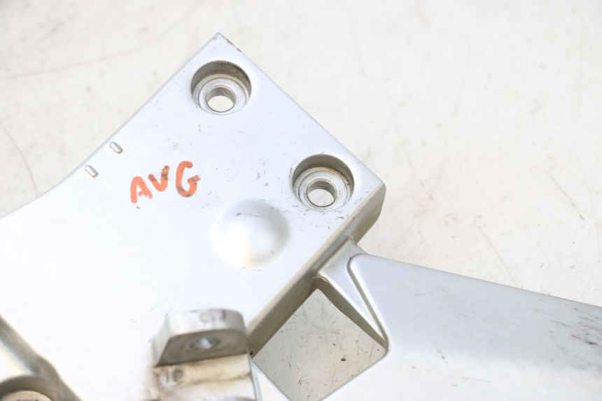photo de PLATINE CALE PIED AVANT GAUCHE YAMAHA FJR 1300 (2001 - 2005) - Points de fixation