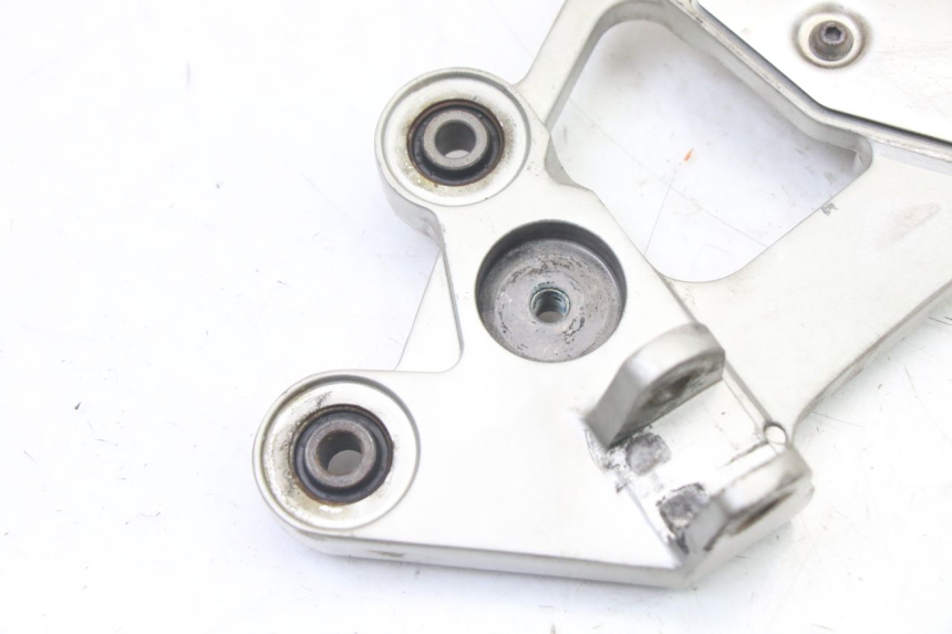 photo de PLATINE CALE PIED AVANT GAUCHE YAMAHA FZ6 FAZER S2 600 (2007 - 2011)