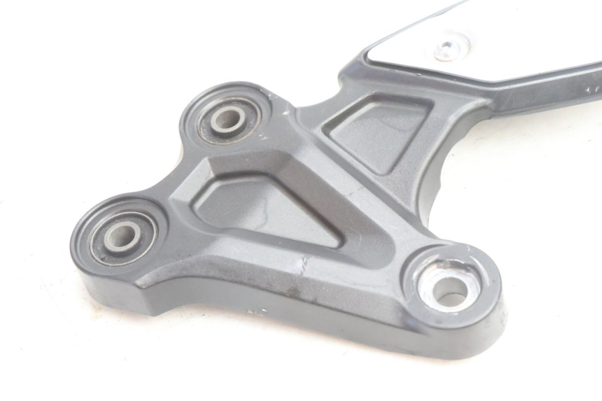 photo de PLATINE CALE PIED AVANT GAUCHE YAMAHA FZ8 800 (2010 - 2016) - Gros plan technique