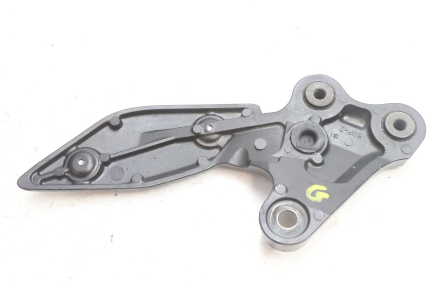 photo de PLATINE CALE PIED AVANT GAUCHE YAMAHA FZ8 800 (2010 - 2016) - Points de fixation