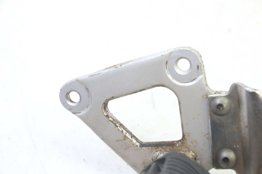 photo de PLATINE CALE PIED AVANT GAUCHE SUZUKI GS GSE 500 (2001 - 2003)