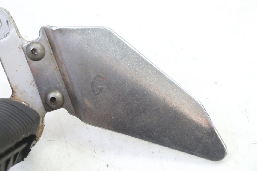 photo de PLATINE CALE PIED AVANT GAUCHE SUZUKI GS GSE 500 (2001 - 2003)