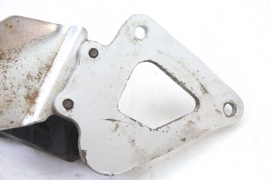 photo de PLATINE CALE PIED AVANT GAUCHE SUZUKI GS GSE 500 (2001 - 2003)