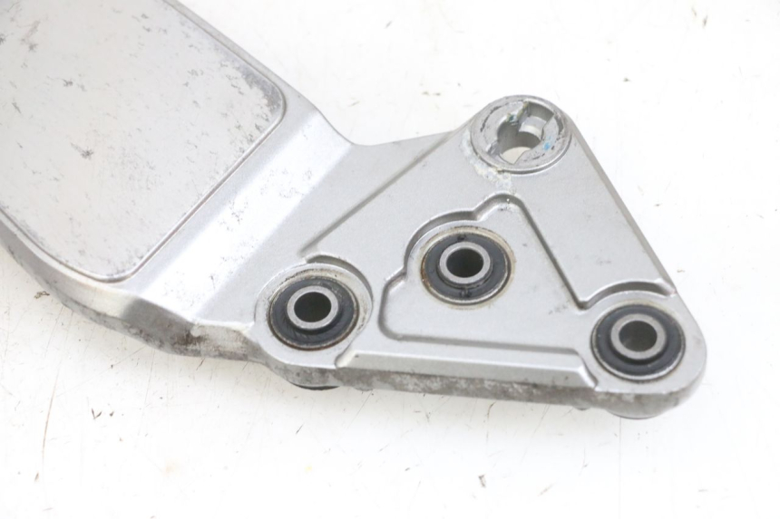 photo de PLATINE CALE PIED AVANT GAUCHE SUZUKI GSF N BANDIT 600 (1996 - 1999) - Autre angle de vue