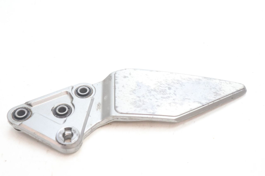 photo de PLATINE CALE PIED AVANT GAUCHE SUZUKI GSF N BANDIT 1200 (2001 - 2005) - Détail de la pièce