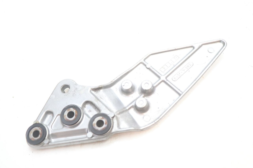 photo de PLATINE CALE PIED AVANT GAUCHE SUZUKI GSF N BANDIT 1200 (2001 - 2005) - Gros plan technique