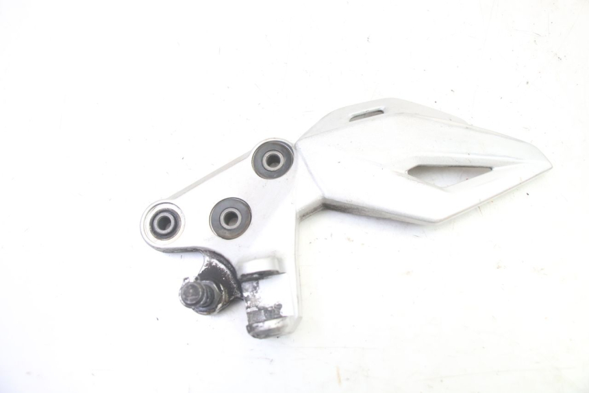 photo de PLATINE CALE PIED AVANT GAUCHE SUZUKI GSR 750 (2011 - 2017)