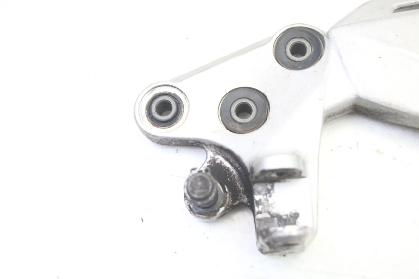 photo de PLATINE CALE PIED AVANT GAUCHE SUZUKI GSR 750 (2011 - 2017)