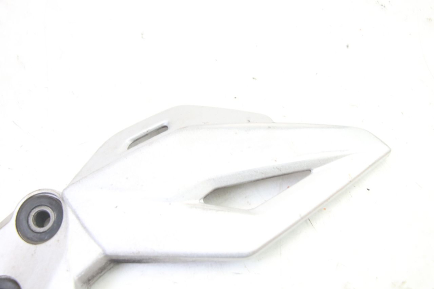 photo de PLATINE CALE PIED AVANT GAUCHE SUZUKI GSR 750 (2011 - 2017)