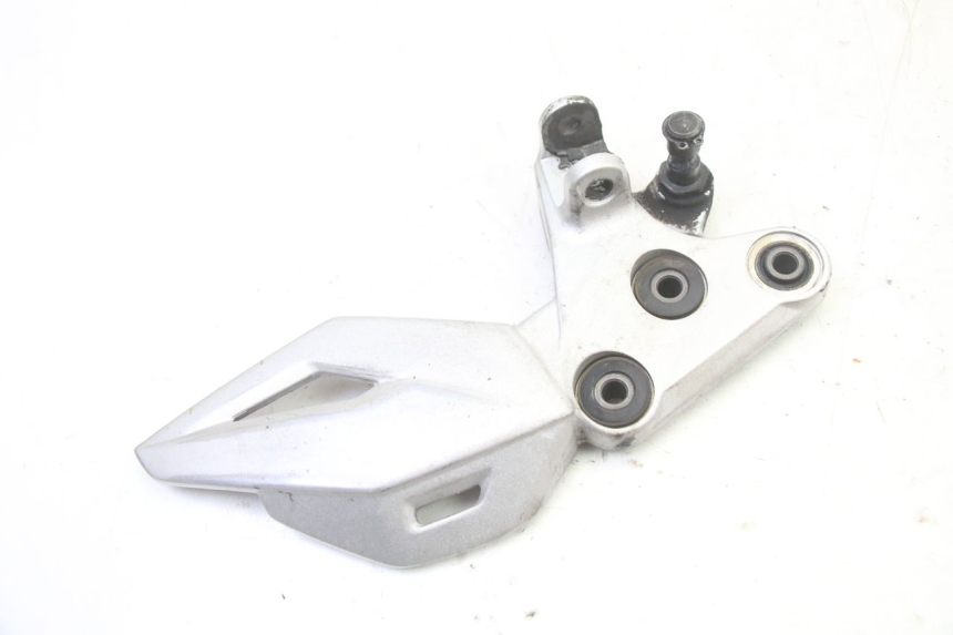photo de PLATINE CALE PIED AVANT GAUCHE SUZUKI GSR 750 (2011 - 2017)