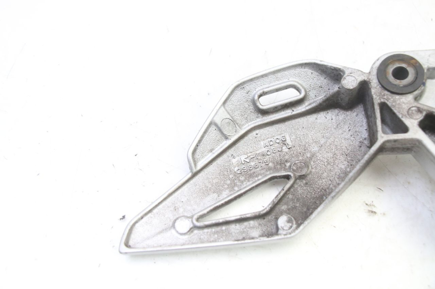 photo de PLATINE CALE PIED AVANT GAUCHE SUZUKI GSR 750 (2011 - 2017)