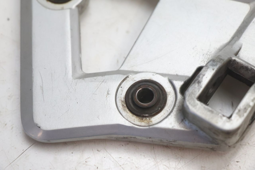photo de PLATINE CALE PIED AVANT GAUCHE SUZUKI GSX F GSXF 750 (1988 - 1998) - Détail de la pièce