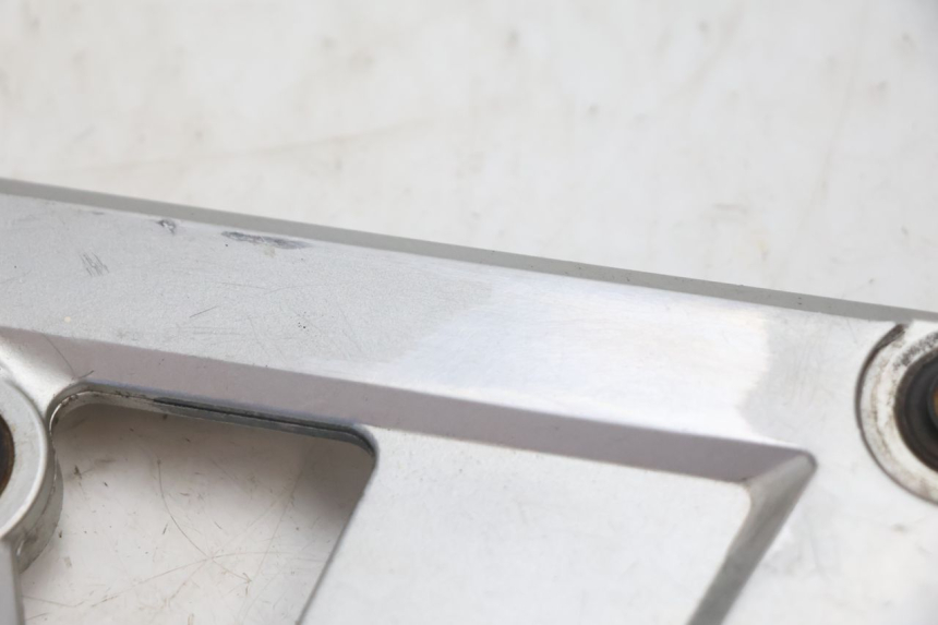 photo de PLATINE CALE PIED AVANT GAUCHE SUZUKI GSX F GSXF 750 (1988 - 1998) - Zoom état d’usage