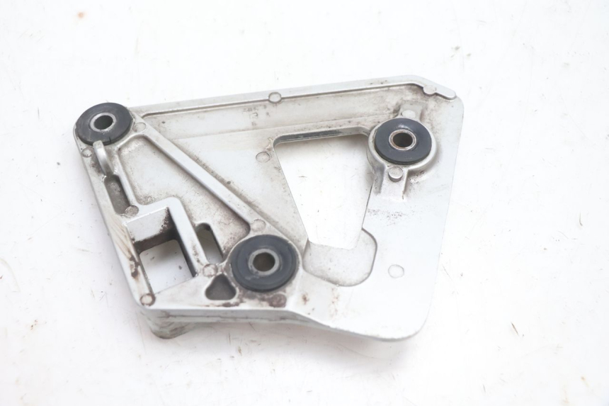 photo de PLATINE CALE PIED AVANT GAUCHE SUZUKI GSX F GSXF 750 (1988 - 1998) - Gros plan technique