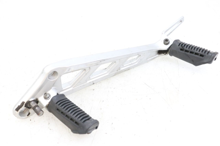 photo de PLATINE CALE PIED AVANT GAUCHE HYOSUNG GF 125 (2001 - 2005)