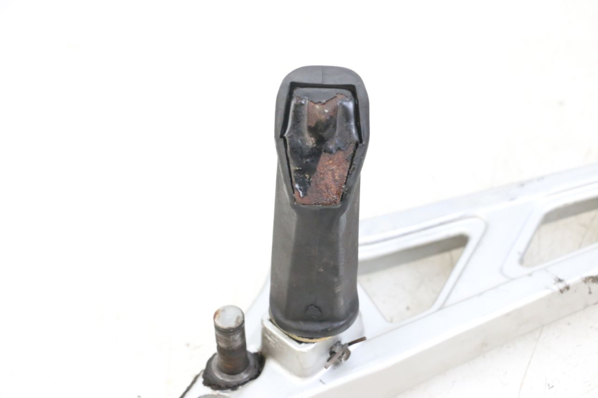 photo de PLATINE CALE PIED AVANT GAUCHE HYOSUNG GF 125 (2001 - 2005)