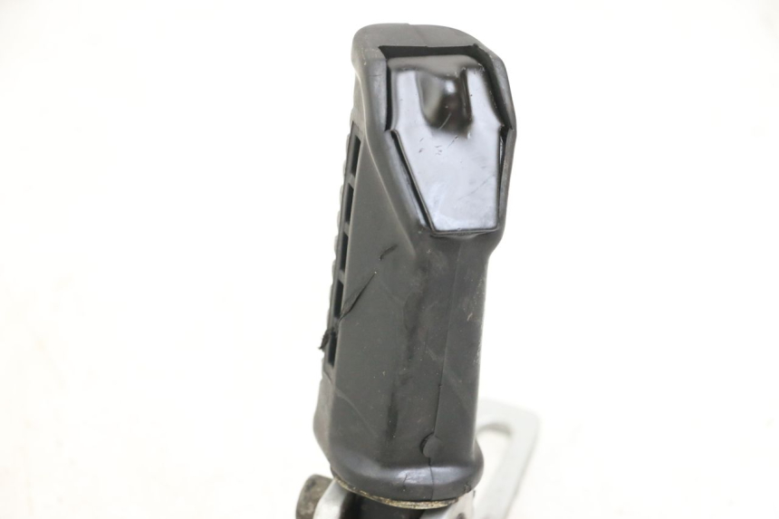photo de PLATINE CALE PIED AVANT GAUCHE HYOSUNG GF 125 (2001 - 2005)