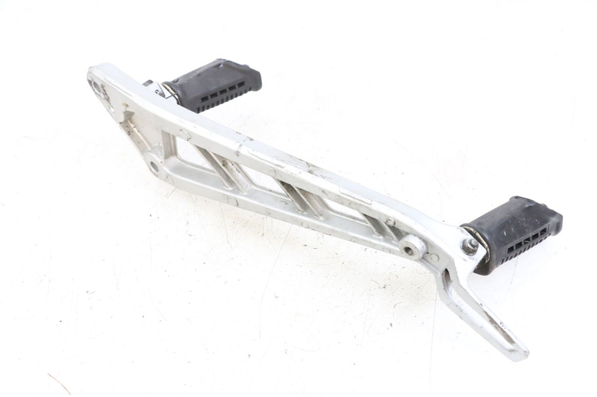photo de PLATINE CALE PIED AVANT GAUCHE HYOSUNG GF 125 (2001 - 2005)