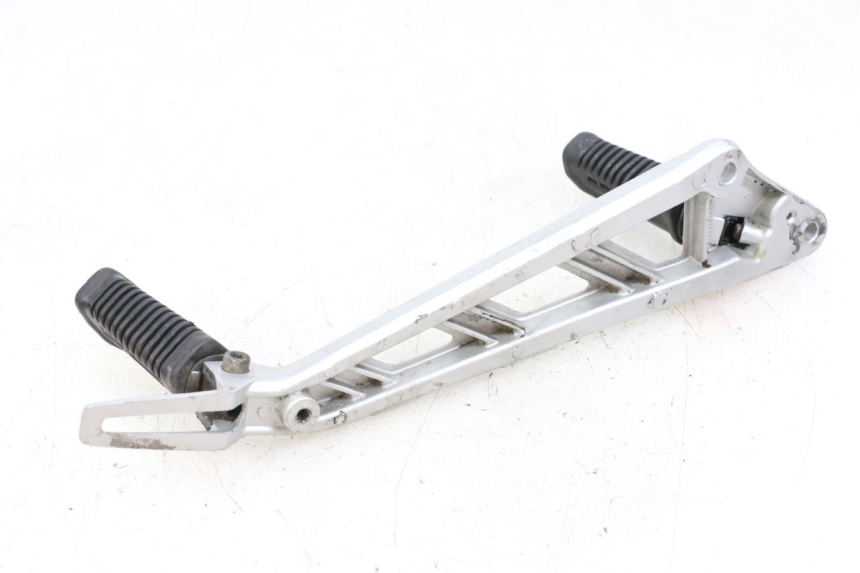photo de PLATINE CALE PIED AVANT GAUCHE HYOSUNG GF 125 (2001 - 2005)
