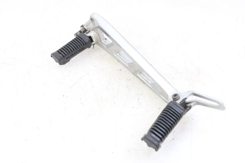 photo de PLATINE CALE PIED AVANT GAUCHE HYOSUNG GF 125 (2001 - 2005)