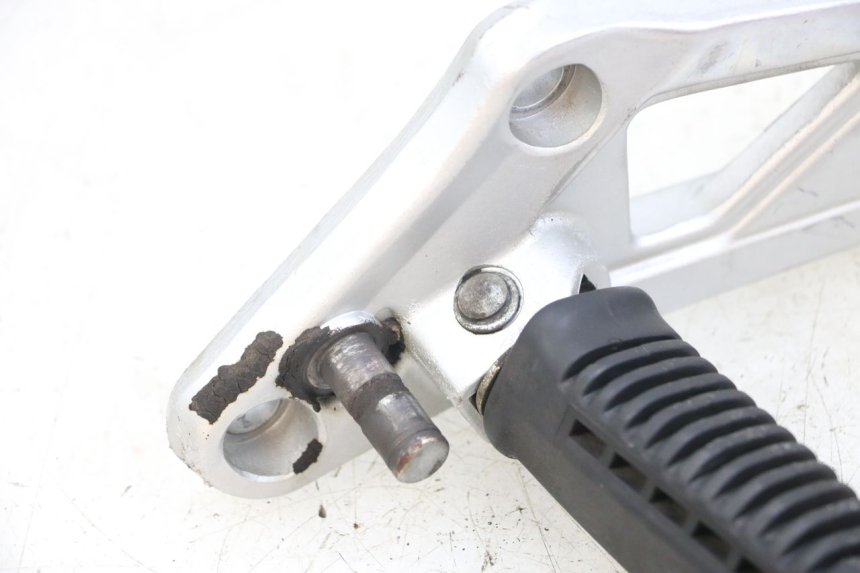 photo de PLATINE CALE PIED AVANT GAUCHE HYOSUNG GF 125 (2001 - 2005)