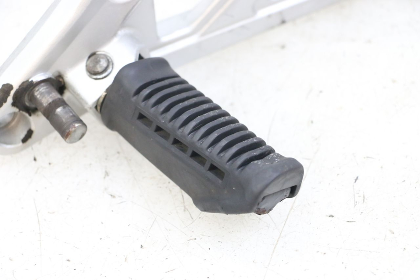 photo de PLATINE CALE PIED AVANT GAUCHE HYOSUNG GF 125 (2001 - 2005)