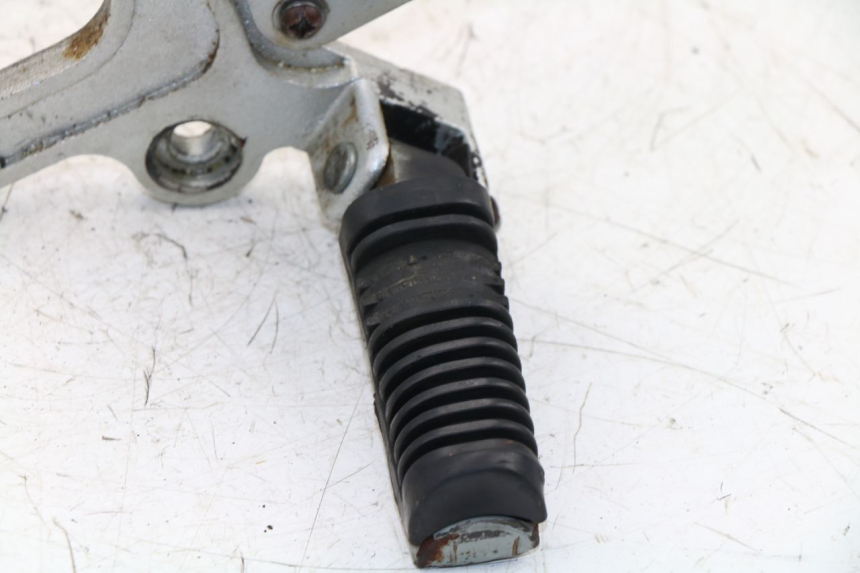 photo de PLATINE CALE PIED AVANT GAUCHE KINROAD XT125-19 ROAD KING 125 (2010 - 2012)