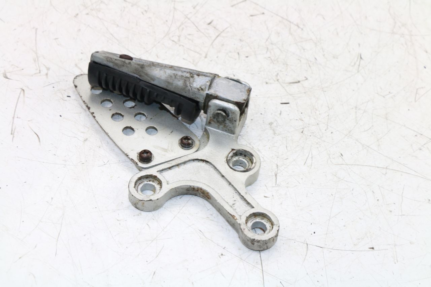 photo de PLATINE CALE PIED AVANT GAUCHE KINROAD XT125-19 ROAD KING 125 (2010 - 2012)