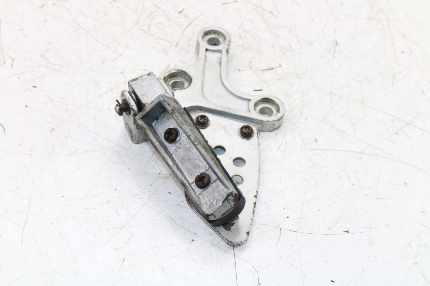 photo de PLATINE CALE PIED AVANT GAUCHE KINROAD XT125-19 ROAD KING 125 (2010 - 2012)