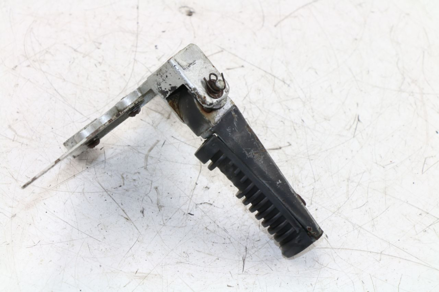 photo de PLATINE CALE PIED AVANT GAUCHE KINROAD XT125-19 ROAD KING 125 (2010 - 2012)