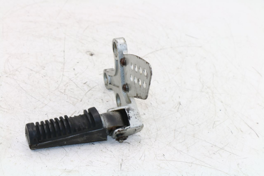 photo de PLATINE CALE PIED AVANT GAUCHE KINROAD XT125-19 ROAD KING 125 (2010 - 2012)