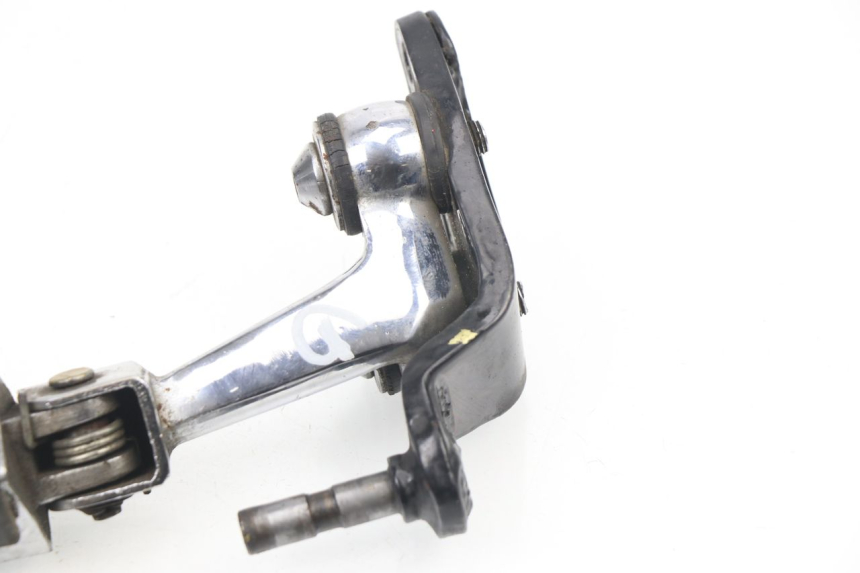 photo de PLATINE CALE PIED AVANT GAUCHE LIFAN ROYAL KING 250 (2011 - 2019)