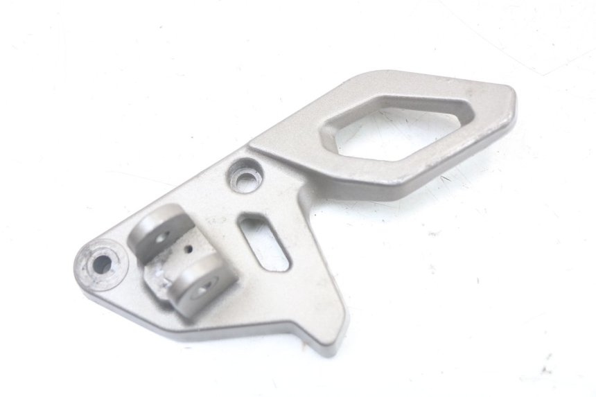 photo de PLATINE CALE PIED AVANT GAUCHE MASAI SCRAMBLER SPORT 125 (2021 - 2025)